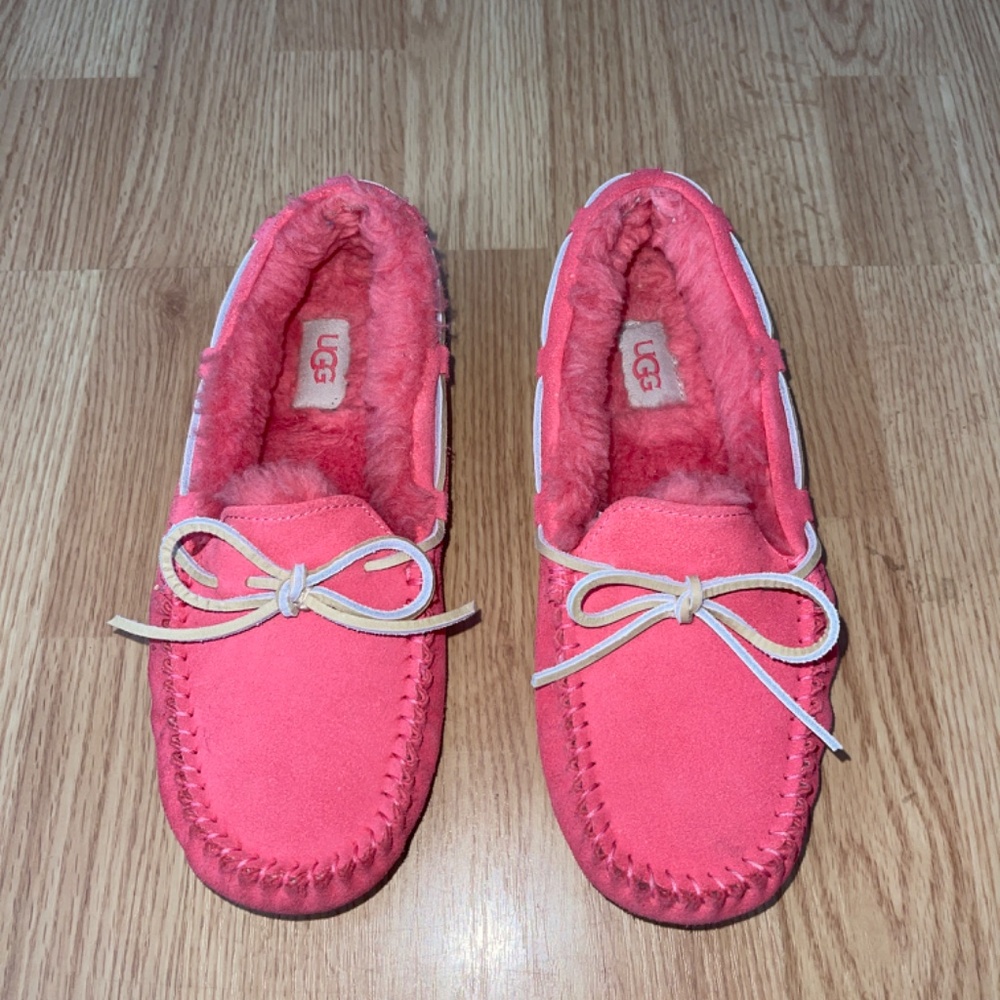 UGG Women’s Dakota Hot Pink Faux Fur Lined Moccasins Size 7 - Picture 3 of 8